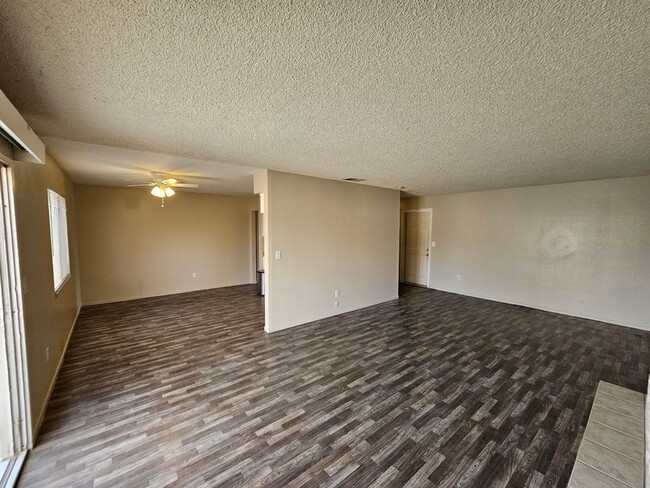 Building Photo - 3 Bd 2 Ba Home in South Bakersfield