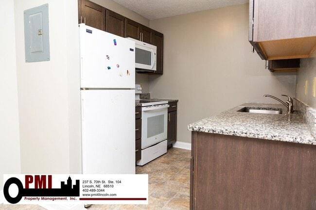 Building Photo - 3 Bedroom and 1.5 bathroom Duplex for rent