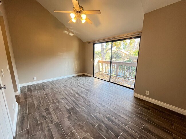 Building Photo - 2 bedroom, 1.5 bath townhouse in the heart of Irvine!