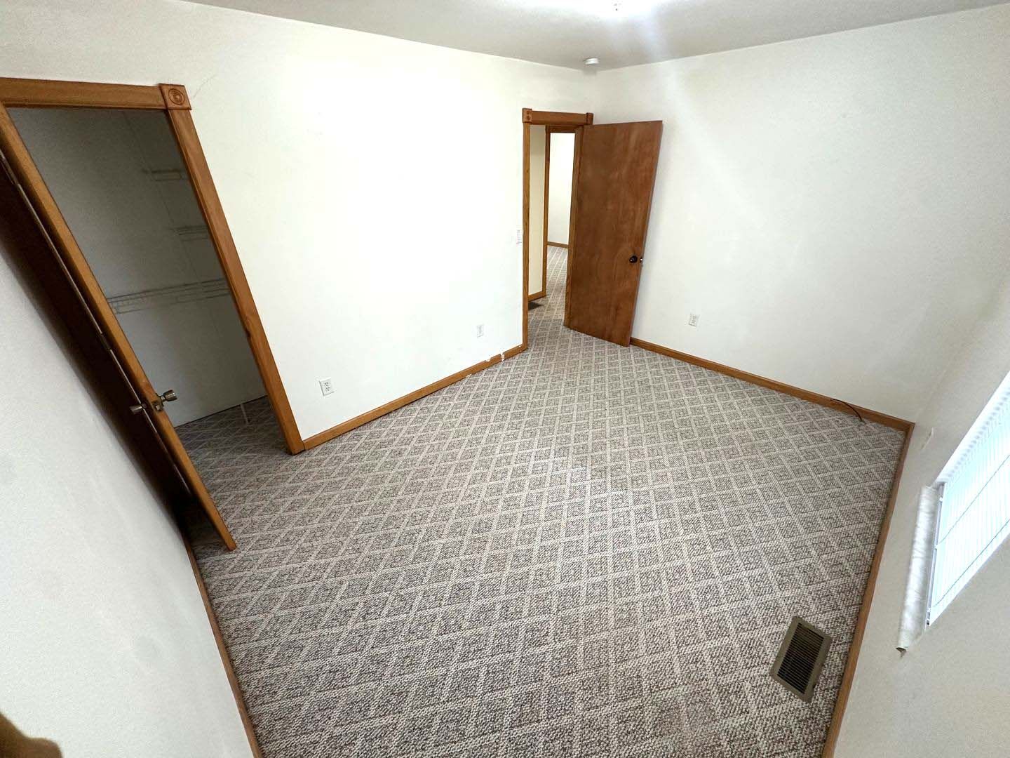 Building Photo - 3028 Meadowview Dr