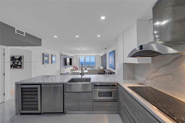 Building Photo - 5555 Collins Ave
