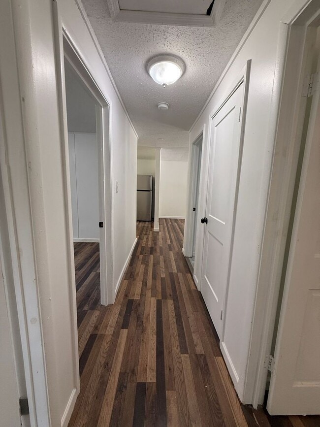 Building Photo - Freshly renovated 3 bedroom unit!