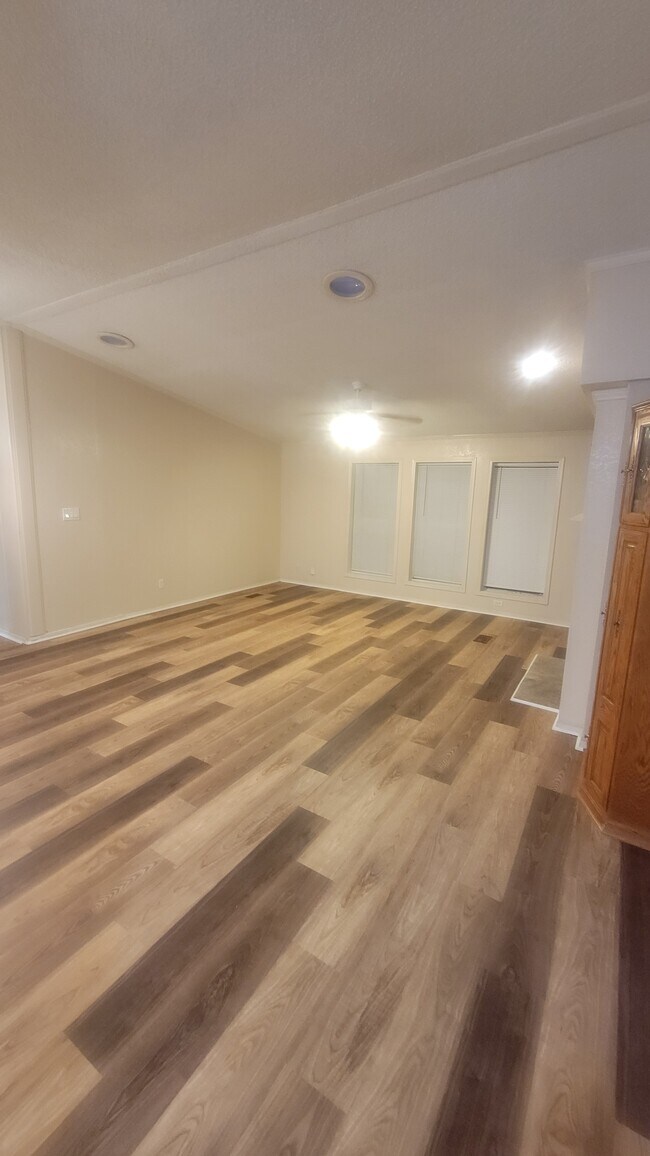 Building Photo - 9455 Tranquil Acres Rd