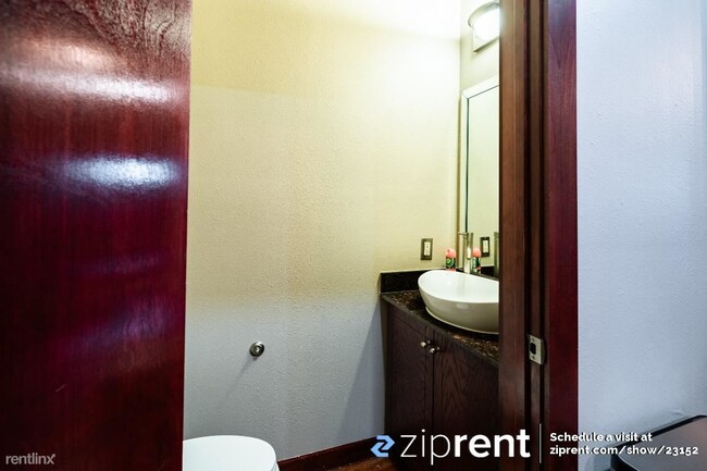 Building Photo - 1 br, 1.5 bath Condo - 2205 McKinney Stree...