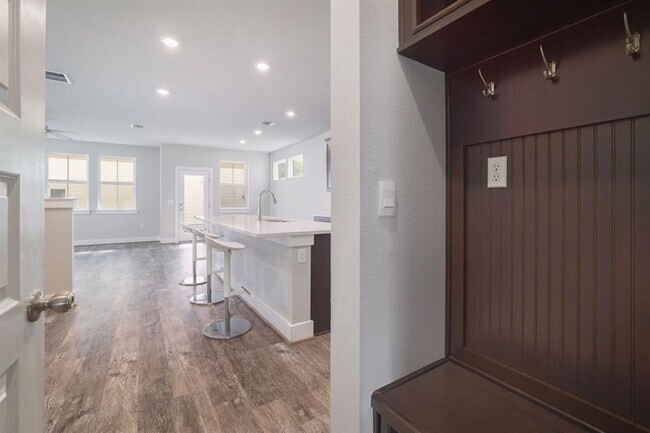 Building Photo - 7607 Eckington St