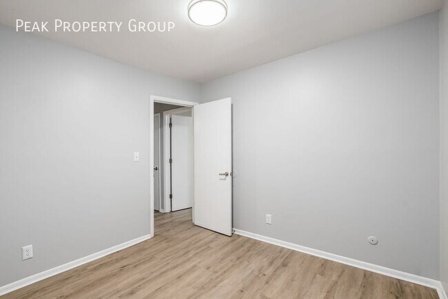 Building Photo - 558 Riverview Dr