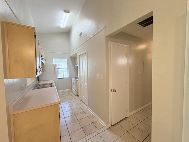 Building Photo - 3245 Mound Dr
