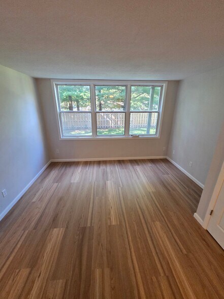 Building Photo - 1349 Main St