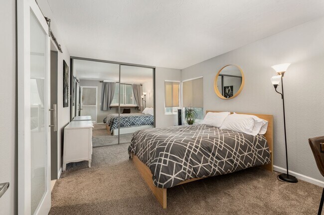 Building Photo - Fully furnished- North Mission 2 bed 2.5 baths - 6 houses from the beach.