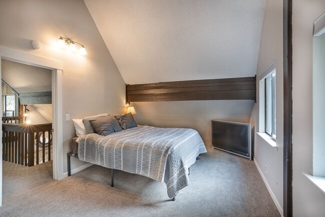 Building Photo - SKI LEASE:  Family Home with 1-Car Garage, Gas Fireplace, Bonus Room, Near Northstar