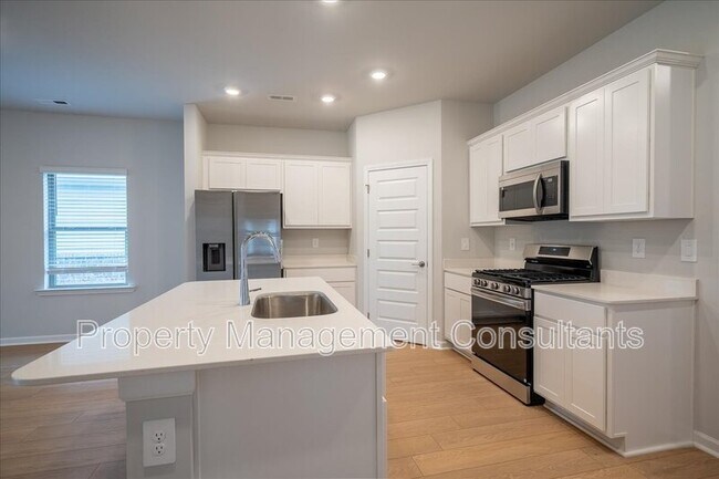 Building Photo - 14653 Mountain Strm Dr