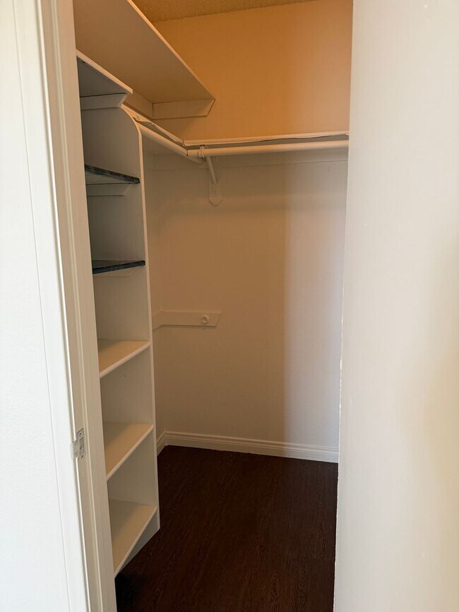 Building Photo - Great Condo