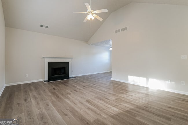 Building Photo - 2000 Redwood Trace