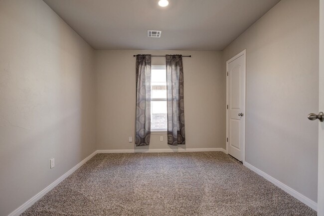 Building Photo - $500 Off the First Full Months Rent!!