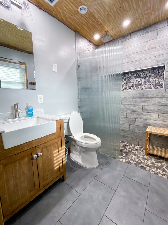 Building Photo - 105 21st Ave