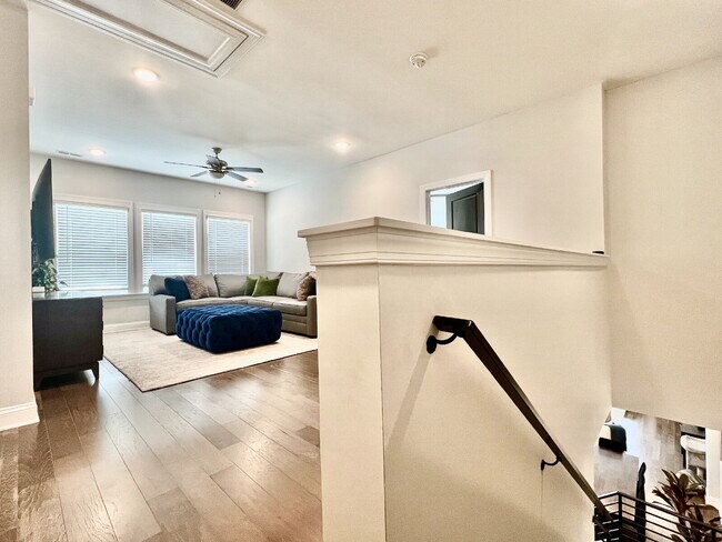 Building Photo - LUXURY TOWNHOME near Southend