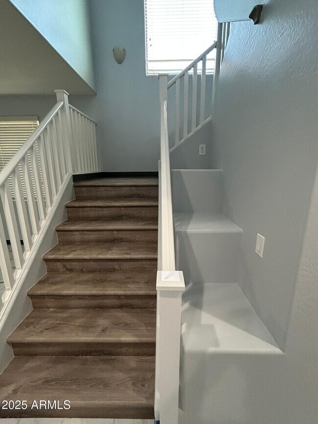 Building Photo - 869 E Doral Ct