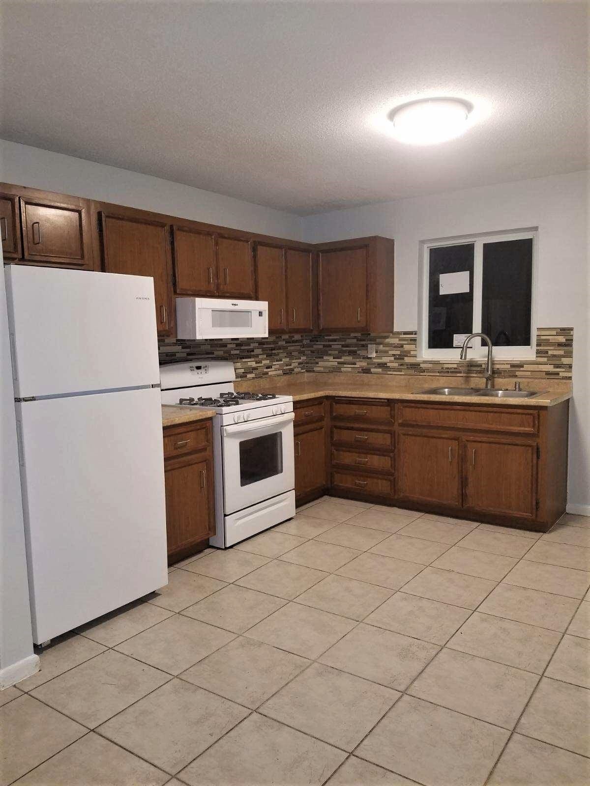 Glass backsplash, gas stove, microwave. - 1107 N 26th Ave