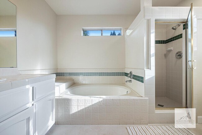 Building Photo - 805 E Buckhill Rd