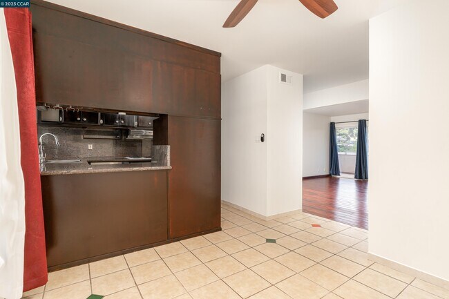 Building Photo - 2345 Paloma Ct
