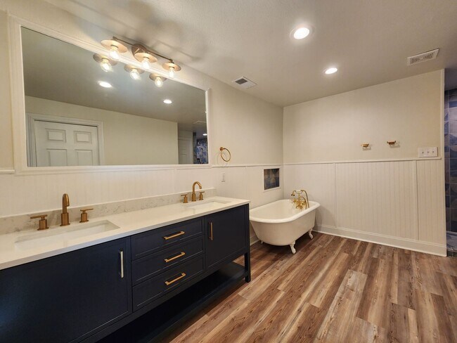 Building Photo - Craftsman Style House  Close to Downtown New Braunfels / Fridge Included/ No Carpet / Large Backy...