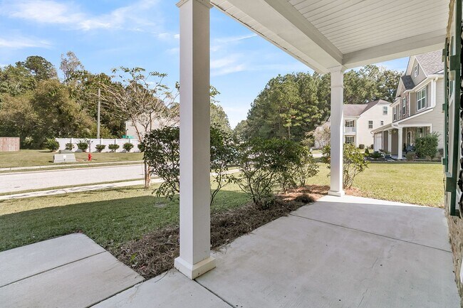 Building Photo - 5 Bedroom 3 Bath Home Located in Sophia Landing in Goose Creek