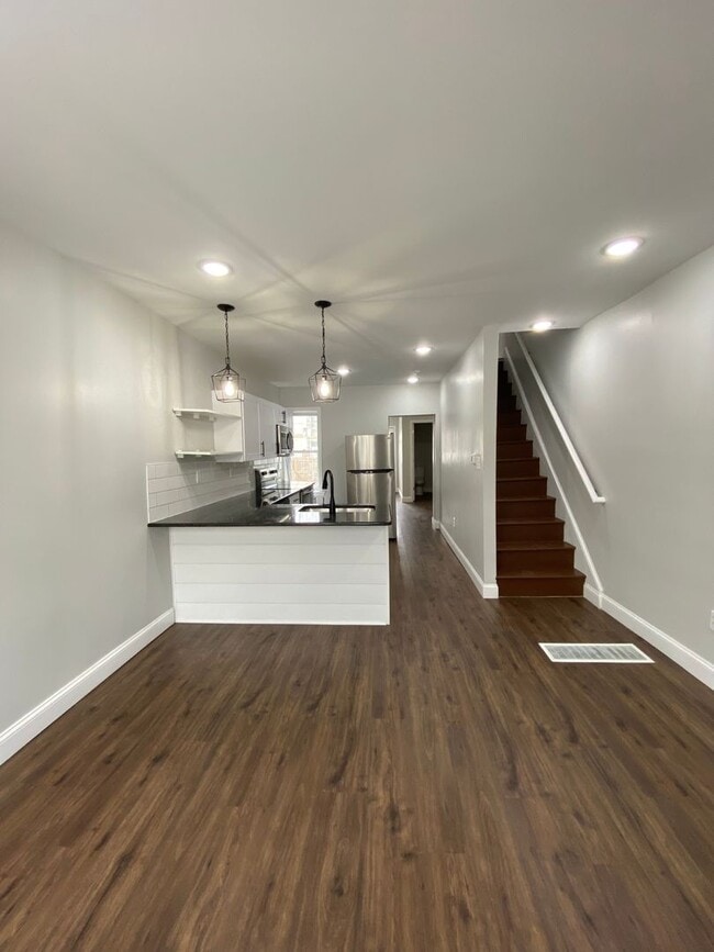 Building Photo - 3 Bedroom 2.5 Bath Home Available For Rent