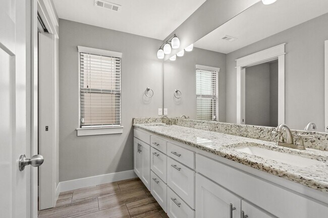 Building Photo - Come home to this stunning 4 bed/2 bath split floorplan home in Centerton!