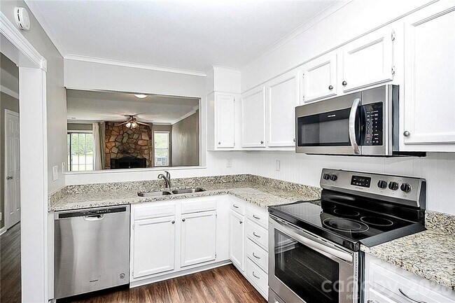 Building Photo - 8203 Golf Ridge Dr