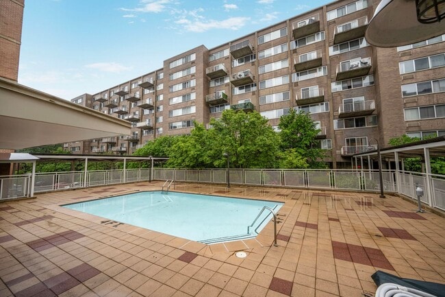 Building Photo - Beautifully Renovated 1BR Condo With Balco...
