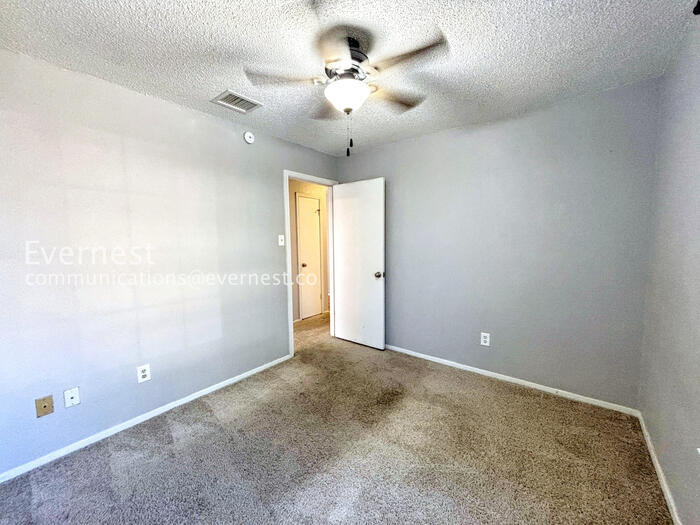 Building Photo - 915 Pyegrave Pl