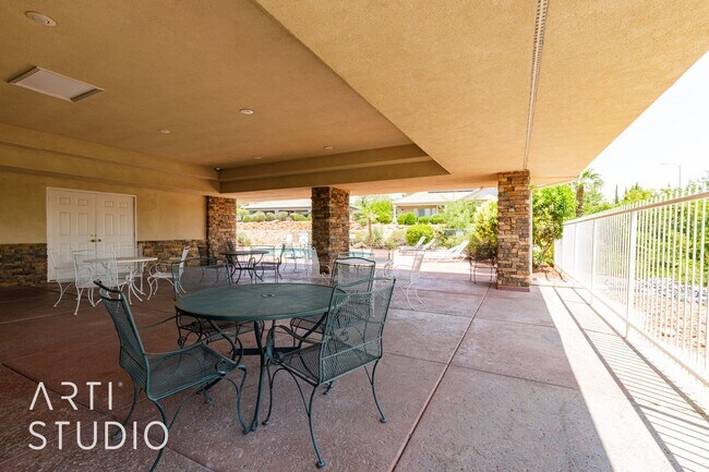 Building Photo - Stunning 3-Bedroom Home with Private Backy...