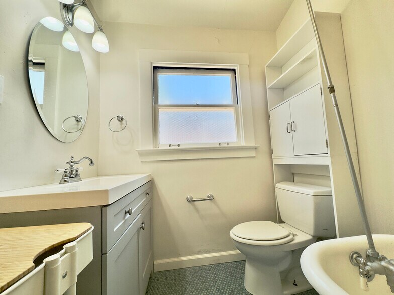 Building Photo - 2309 Derby St