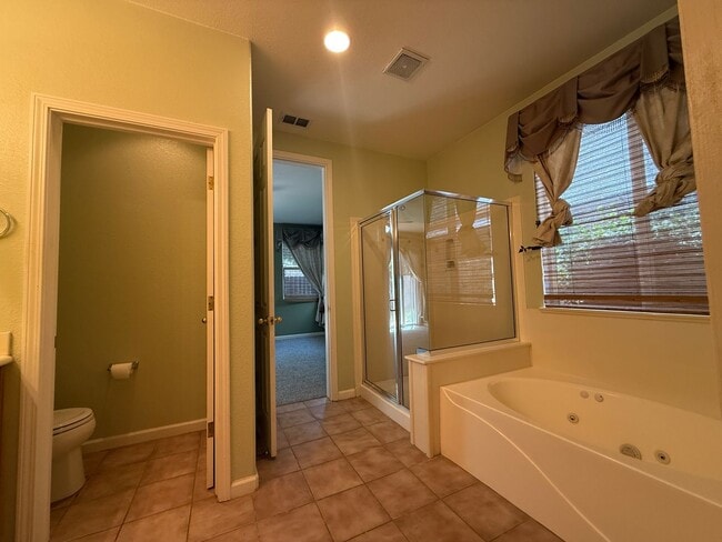 Building Photo - Single-story 3 bedroom, 2 bathroom, plus o...