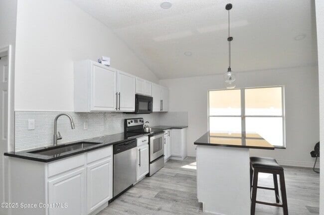 Building Photo - 911 Eldron Blvd SE