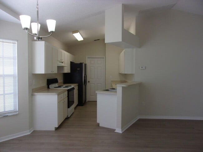 Building Photo - MOVE-IN SPECIAL!!