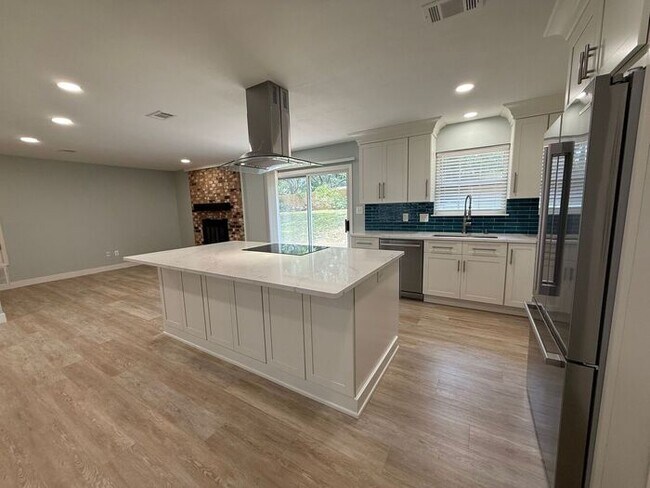 Building Photo - Gulf Breeze Proper - Casablanca - 4 bedroom, 2 bathroom with lawn care included