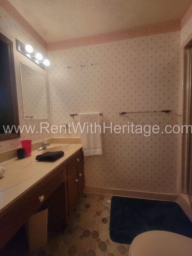 Building Photo - 1050 Flamingo Dr
