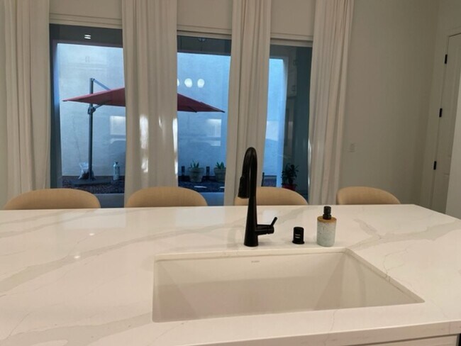 Building Photo - Stunning 3 bedroom 3 bath home in the Grea...