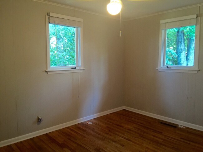 Building Photo - Remodeled 3BR in Guilford Hills