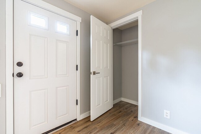 Building Photo - Charming Ballard  Daylight One Bedroom Plu...