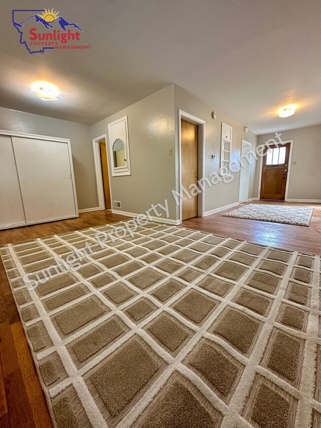 Building Photo - Charming Studio Apartment –Near Hospital!