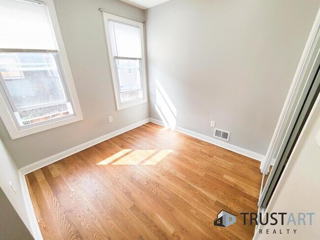 Building Photo - 3 bedroom/2 bath House in Brewerytown, Phi...