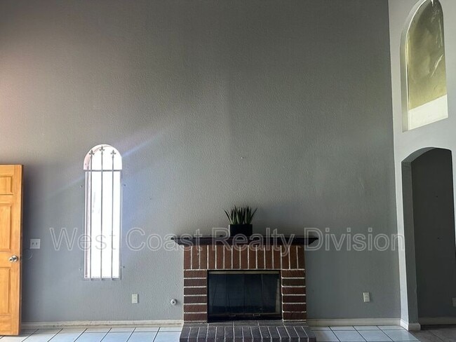 Building Photo - 1847 S Raintree Pl