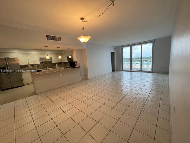 Building Photo - 5825 Collins Ave