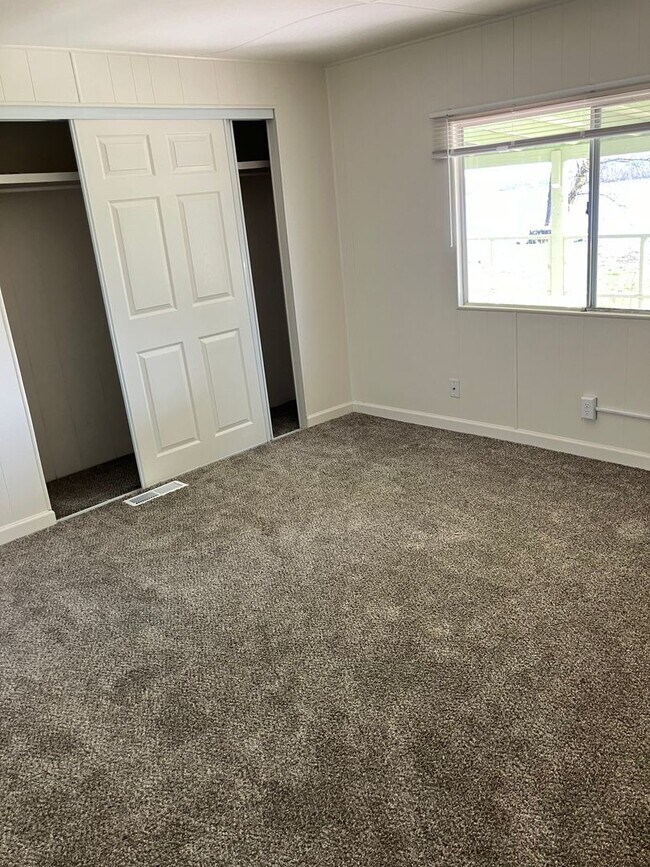 Building Photo - Columbia Riverfront Home with 1 Acre of Landscaped Yard
