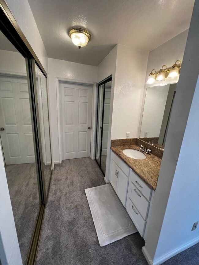 Building Photo - Fabulous 2-bedroom Concord Condominium With Community Pool!