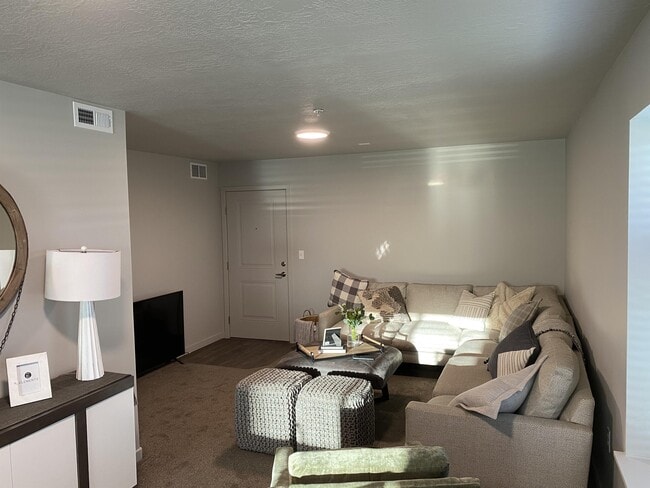 Building Photo - 67 W 600 S