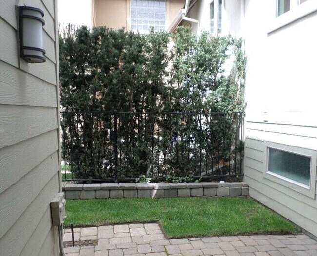 Building Photo - 528 W Nevada St