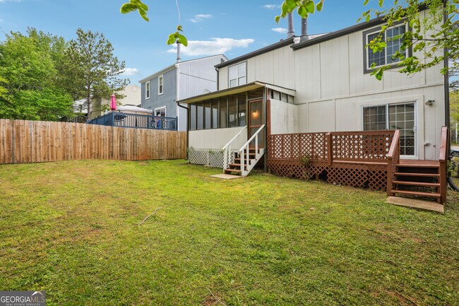 Building Photo - 2049 Charter Ln